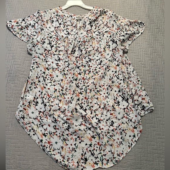 Torrid White Floral Short Sleeve Keyhole Blouse - Picture 4 of 9